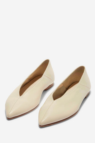 Moa Pointed Toe Flat in Creamy