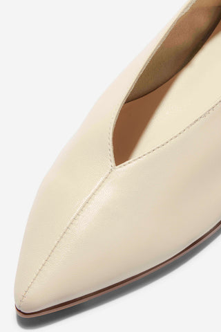 Moa Pointed Toe Flat in Creamy