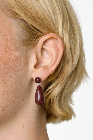 The Lola Earrings in Silver with Red Mookiate by Lié Studio feature a striking teardrop silhouette crafted from polished red mookiate stone and high-quality sterling silver. These elegant designer drop earrings blend a bold, sculptural aesthetic with timeless materials, offering a sophisticated statement piece for any jewelry collection.