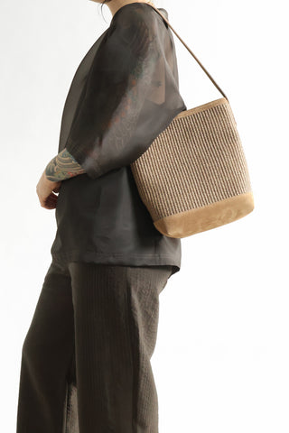 The Mansur Gavriel Small Everyday Cabas in Woven Anise is a luxury shoulder bag featuring a sophisticated woven texture and a structured leather base in a neutral earth tone. This designer tote offers a spacious interior and a slim, elegant strap, making it a perfect high-end accessory for both professional and casual daily use.