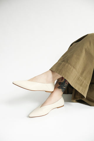 Moa Pointed Toe Flat in Creamy