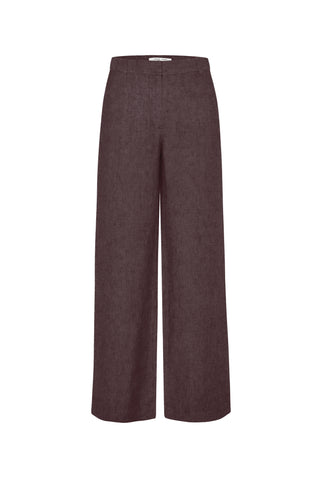 The Salara Trousers from Samsøe Samsøe are a low waist trouser with a regular fit and straight leg. Pressed creases on the front and back. Fudge is a dark plum chocolate brown