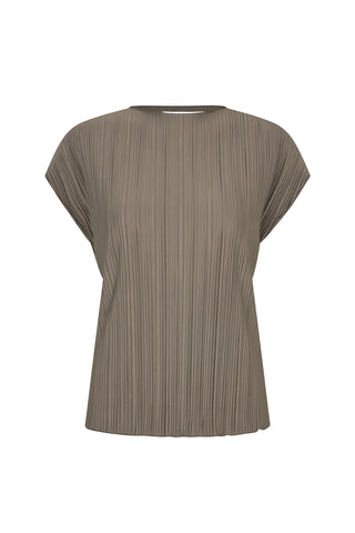  Brown from Samsøe Samsøe at Zane boutique in Portland, Maine. The Sauma Top from Samsøe Samsøe is a short sleeve pleated jersey top. Main material made from an elastic blend of recycled polyester.