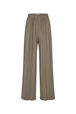 The Uma Trousers from Samsøe Samsøe are a finely pleated jersey pant with a loose fit and wide leg. Elastic waistband for ultimate comfort and ease. Perfect for traveling.