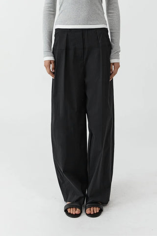 Relaxed Pleat Pants in Black