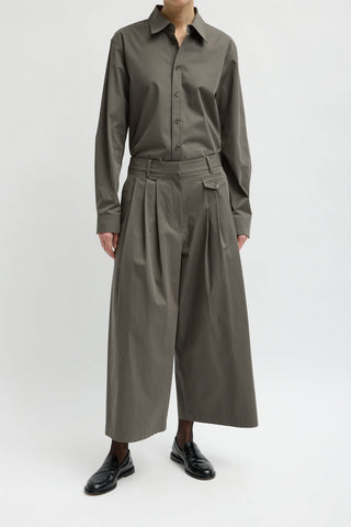Bio Twill Triple Pleat Cropped Pant in Dark Stone